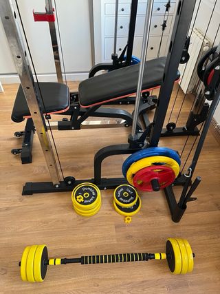 Banco de pesas y máquina de gimnasio