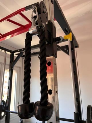 Banco de pesas y máquina de gimnasio