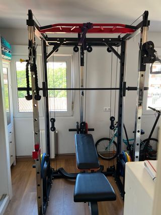 Banco de pesas y máquina de gimnasio