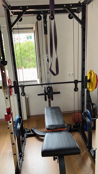 Banco de pesas y máquina de gimnasio