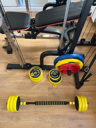 Banco de pesas y máquina de gimnasio