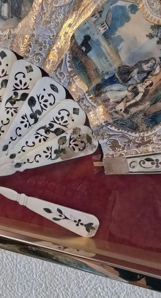 Conjunto de dos cuadros con abanicos antiguos