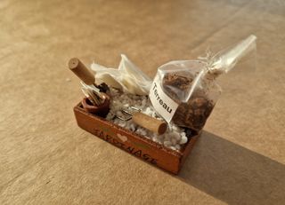 Caja de jardinería con herramientas y tierra