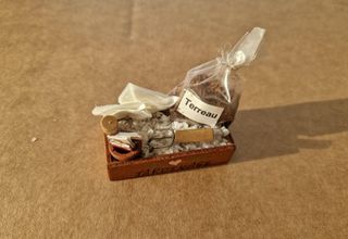 Caja de jardinería con herramientas y tierra