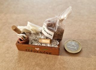 Caja de jardinería con herramientas y tierra