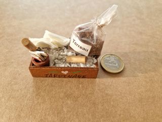 Caja de jardinería con herramientas y tierra