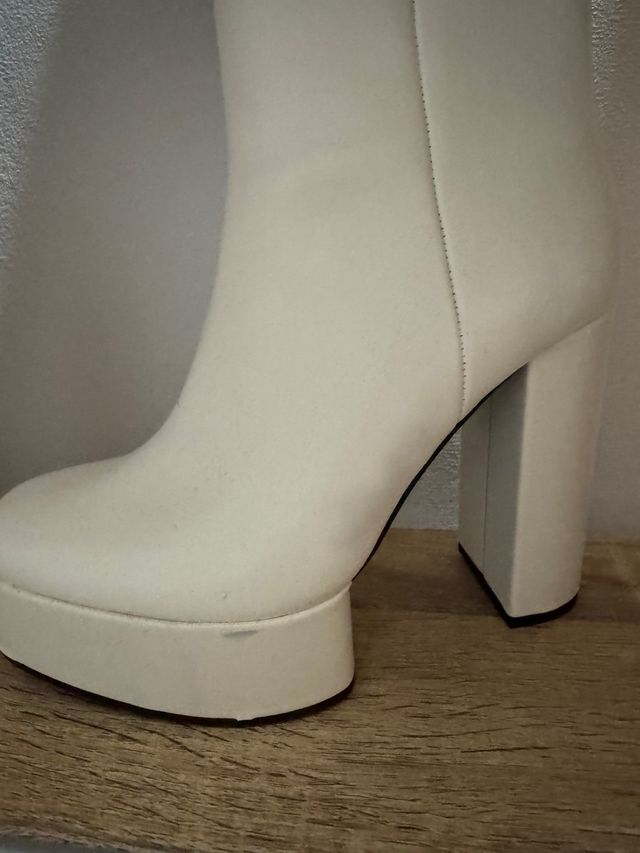 Tacones blancos plataforma y tacón grueso