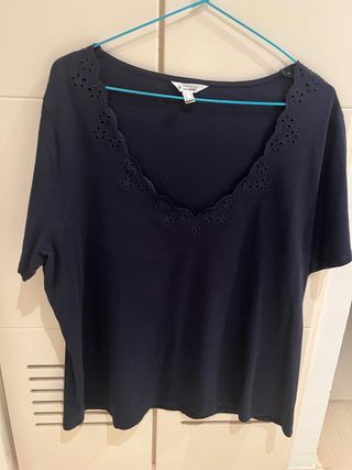 Camiseta Cortefiel azul con escote bordado