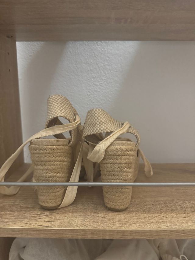 Tacones beige de cuña