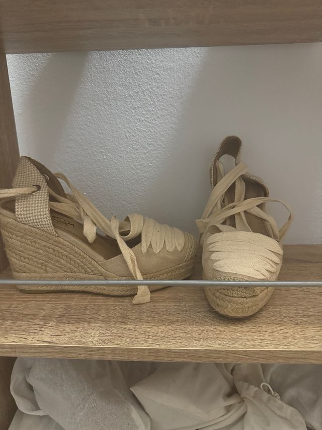 Tacones beige de cuña