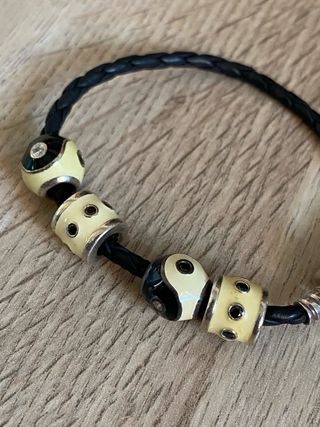 Pulsera cuero Pandora + 4 charms