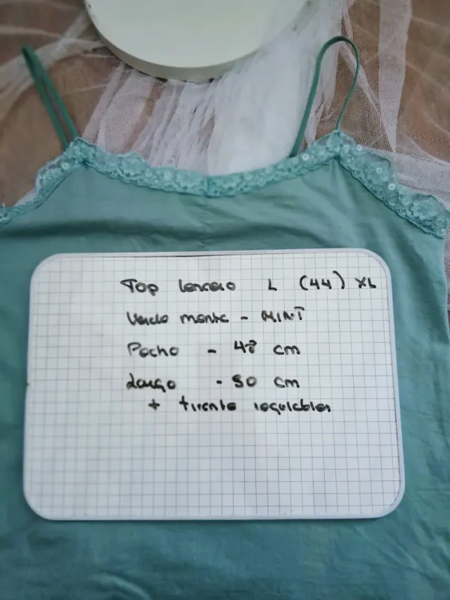Top lencero verde talla 46. 48. Nuevo. Mint.