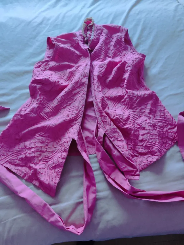 Camisa rosa sin mangas con lazo