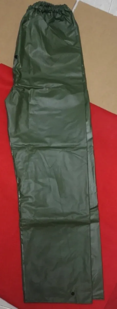 Traje de agua impermeable verde. 