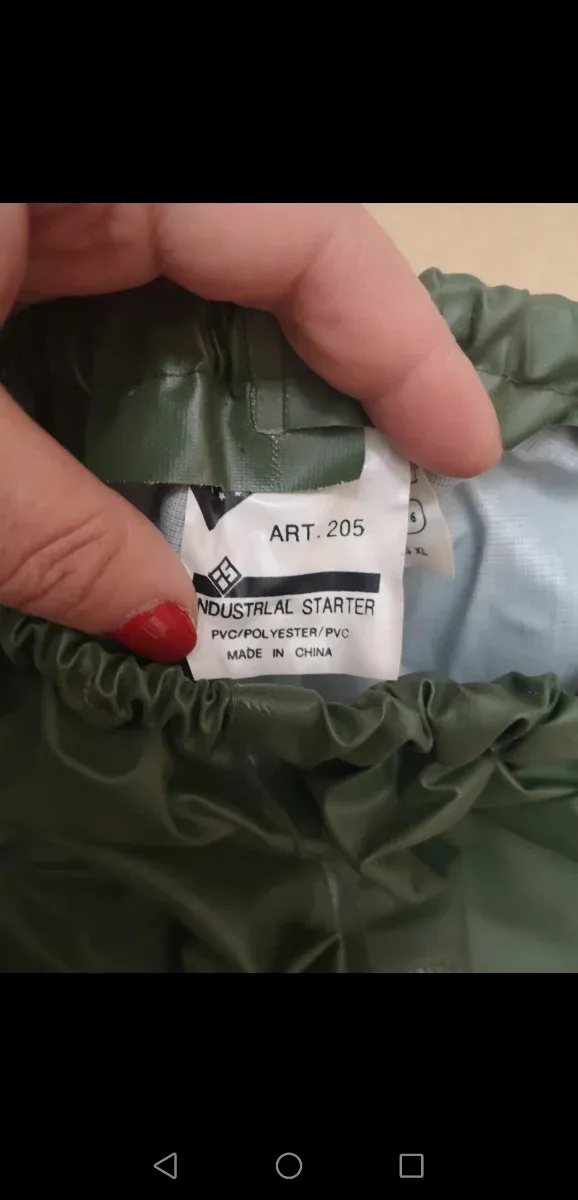 Traje de agua impermeable verde. 