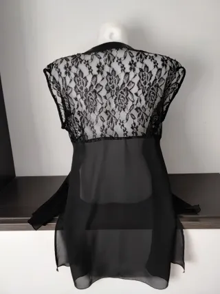 Blusa de encaje y gasa negra