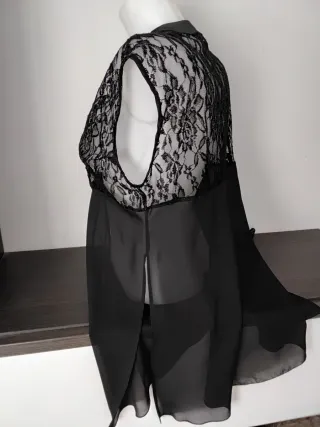 Blusa de encaje y gasa negra