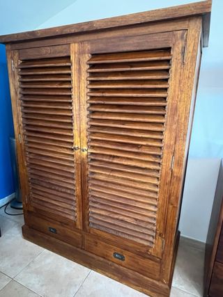 Armario de madera con puertas de lamas