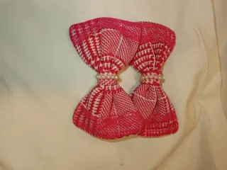 Lazo de pelo rosa y blanco con perlas