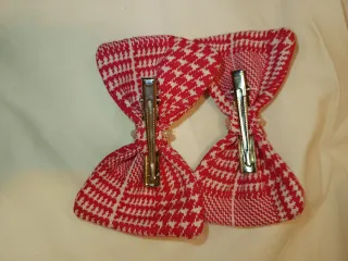 Lazo de pelo rosa y blanco con perlas