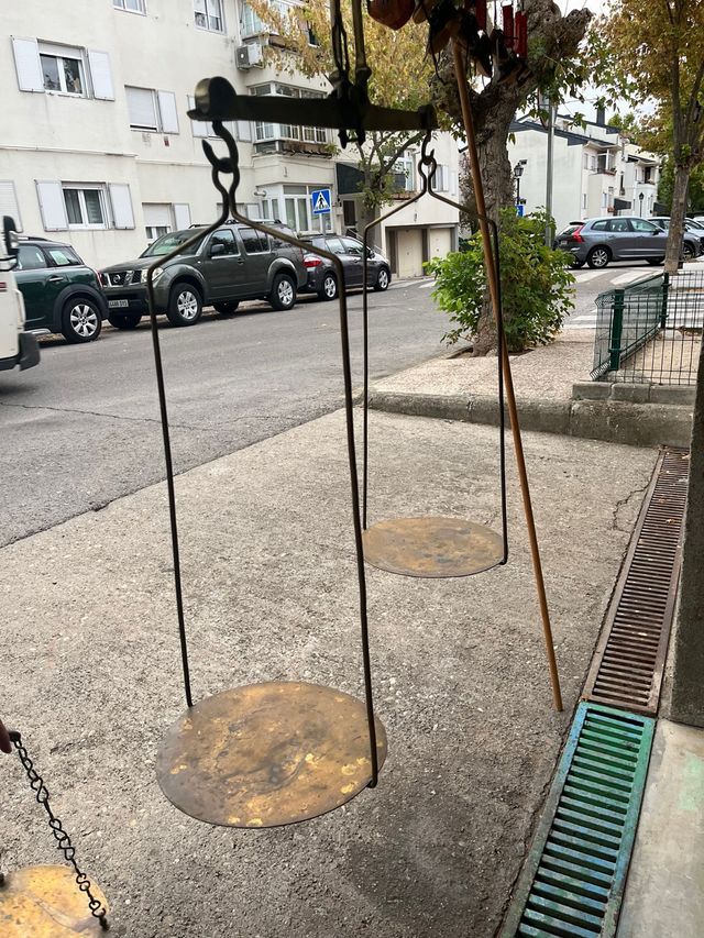 Balanza antigua con dos juegos de platos 