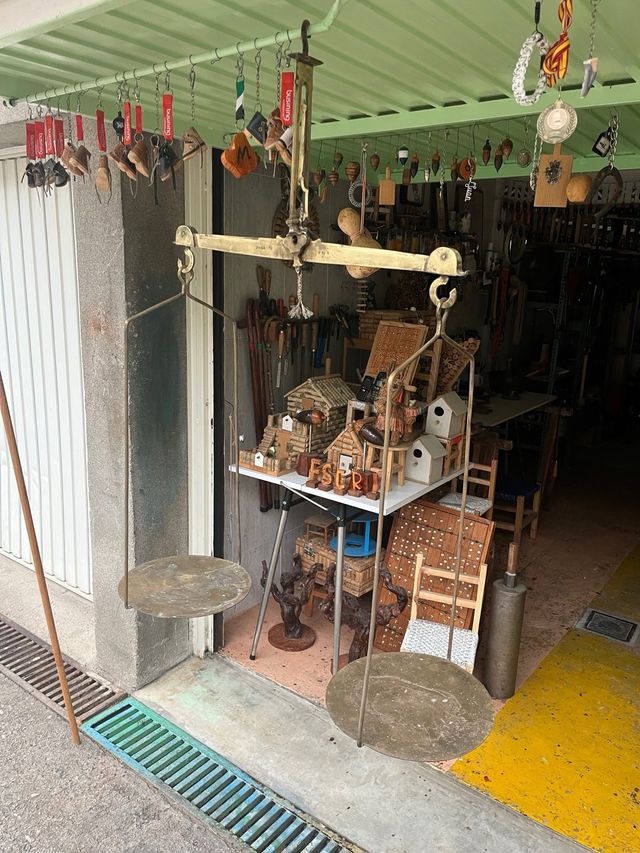 Balanza antigua con dos juegos de platos 