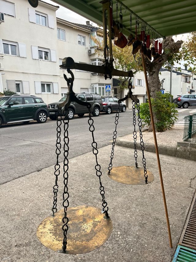 Balanza antigua con dos juegos de platos 