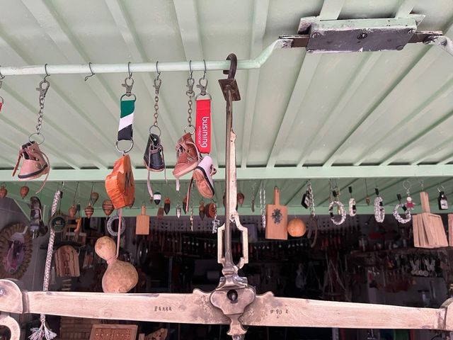 Balanza antigua con dos juegos de platos 