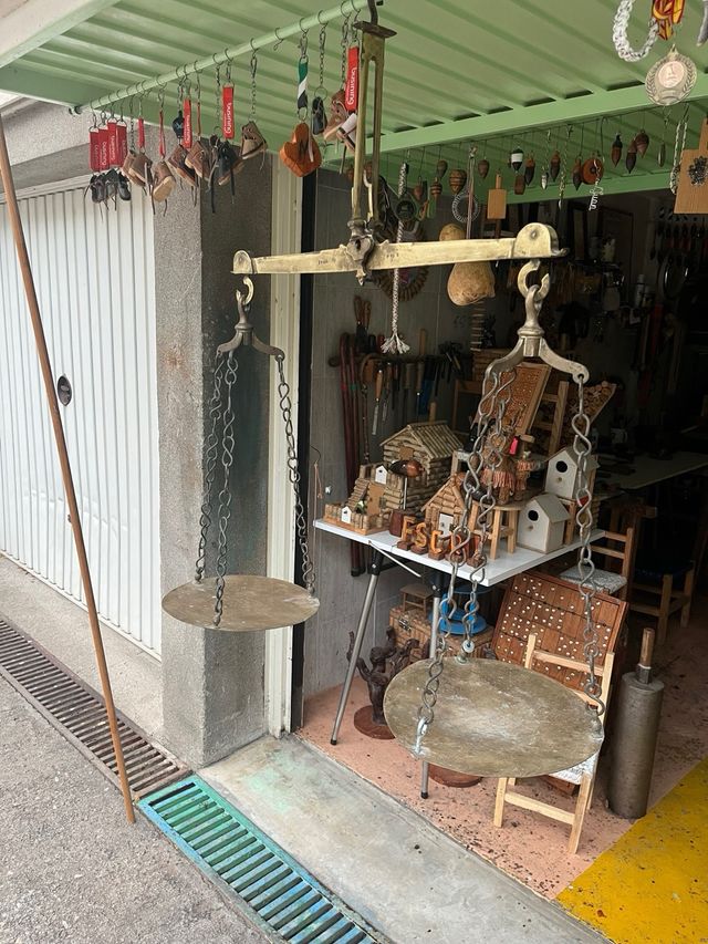 Balanza antigua con dos juegos de platos 