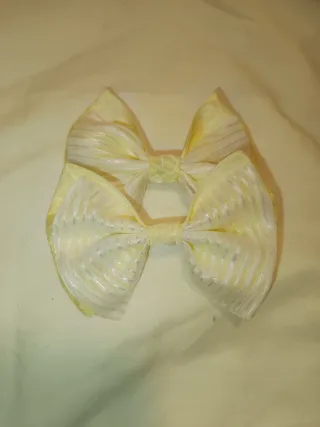 Lazo de pelo amarillo con rayas plateadas
