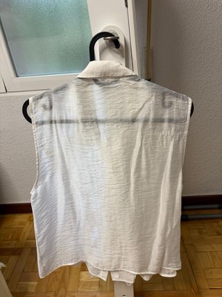 Blusa Mango sin mangas volantes