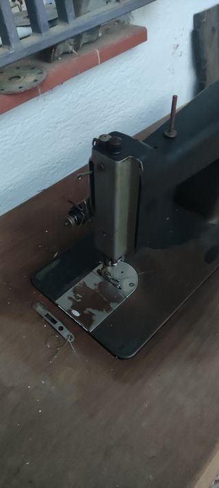 Máquina de coser Wertheim antigua funcionando