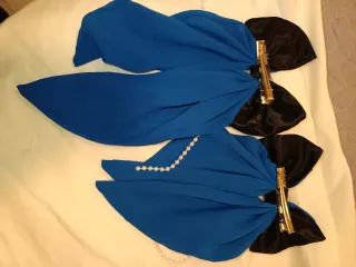 Lazo de pelo azul con perlas