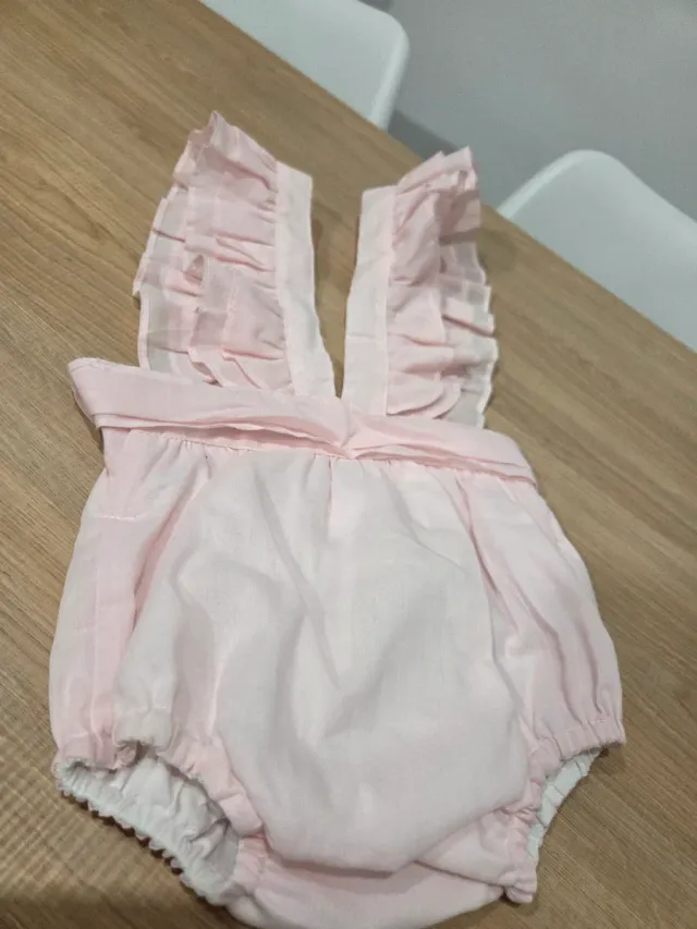 Pelele rosa bebé con volantes