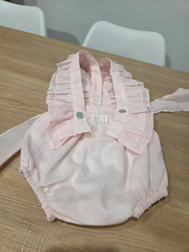 Pelele rosa bebé con volantes