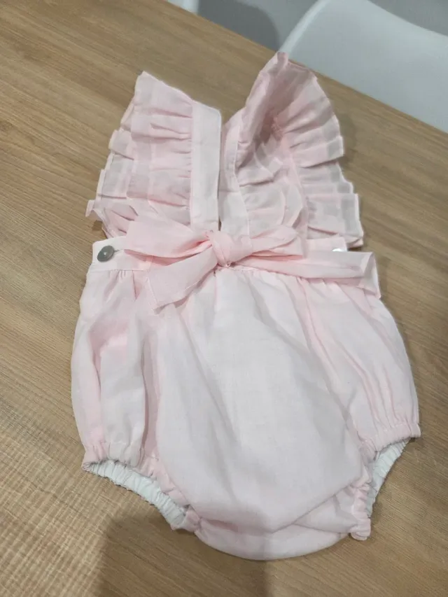 Pelele rosa bebé con volantes