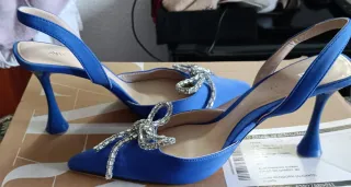 Zapatos Zara azules con lazo de pedrería
