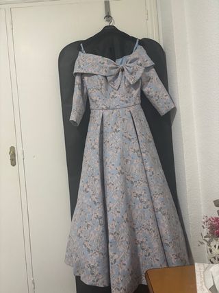 Vestido de fiesta azul y rosa con lazo .