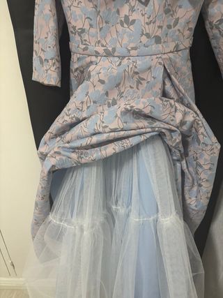 Vestido de fiesta azul y rosa con lazo .