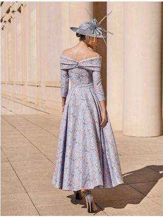 Vestido de fiesta azul y rosa con lazo .