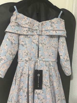 Vestido de fiesta azul y rosa con lazo .