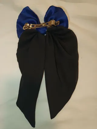 Lazo de pelo azul y negro con pinza