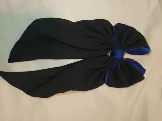 Lazo de pelo azul y negro con pinza