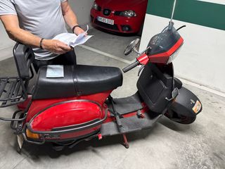Vespa TX 200 Roja