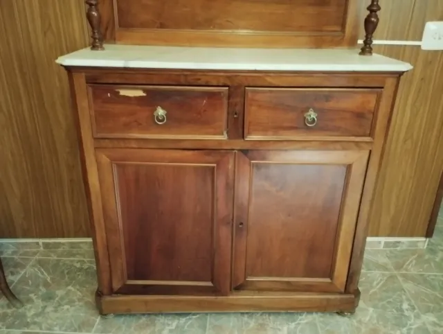 Alacena auxiliar de madera y mármol