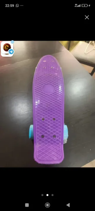 Patinete morado con ruedas azules