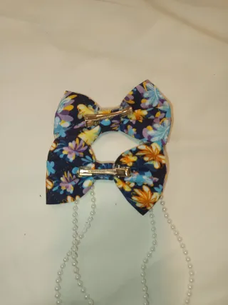 Lazo de pelo floral con perlas