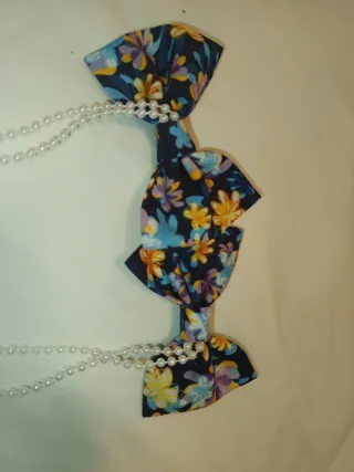 Lazo de pelo floral con perlas