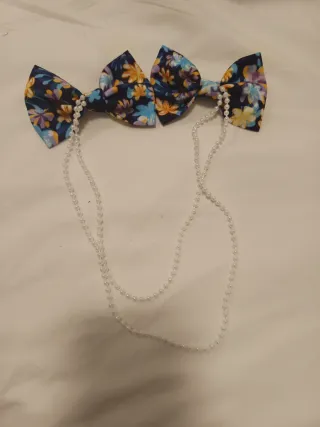 Lazo de pelo floral con perlas
