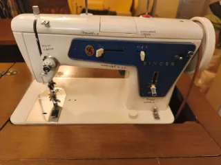 Máquina de coser Singer blanca y azul